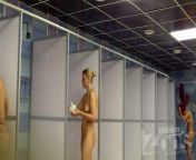 Блондинка намыливает себя в общественном душе